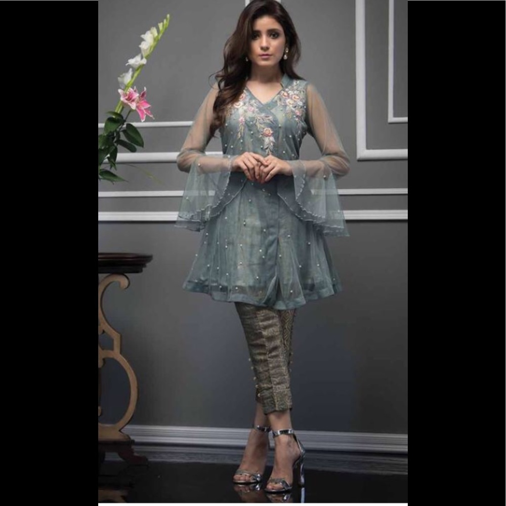 designer outfit in net.sleeves are fully lined.
